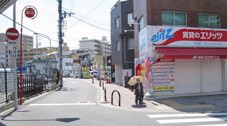 ④不動産屋さんの左横の道へ。